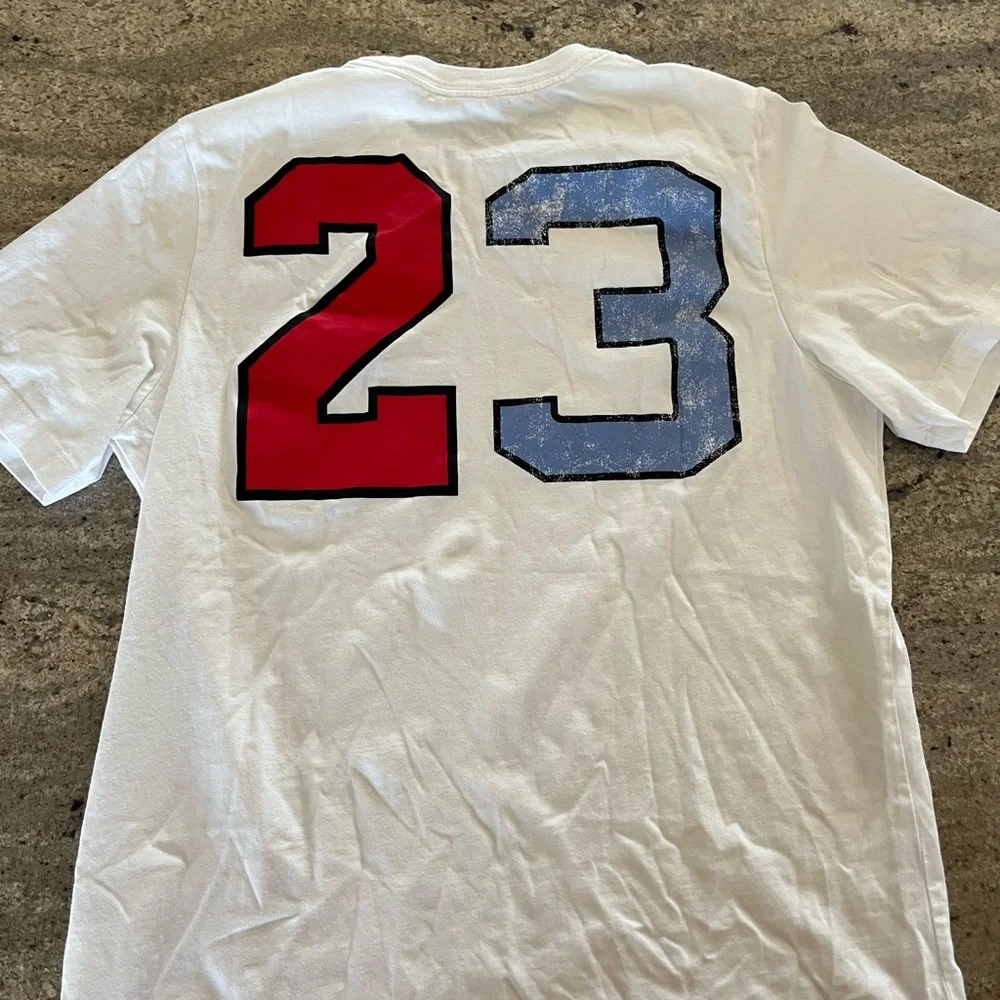 Air Jordan Mens Medium White Short Sleeve Crew Neck Lightweight UNC Bulls shirt